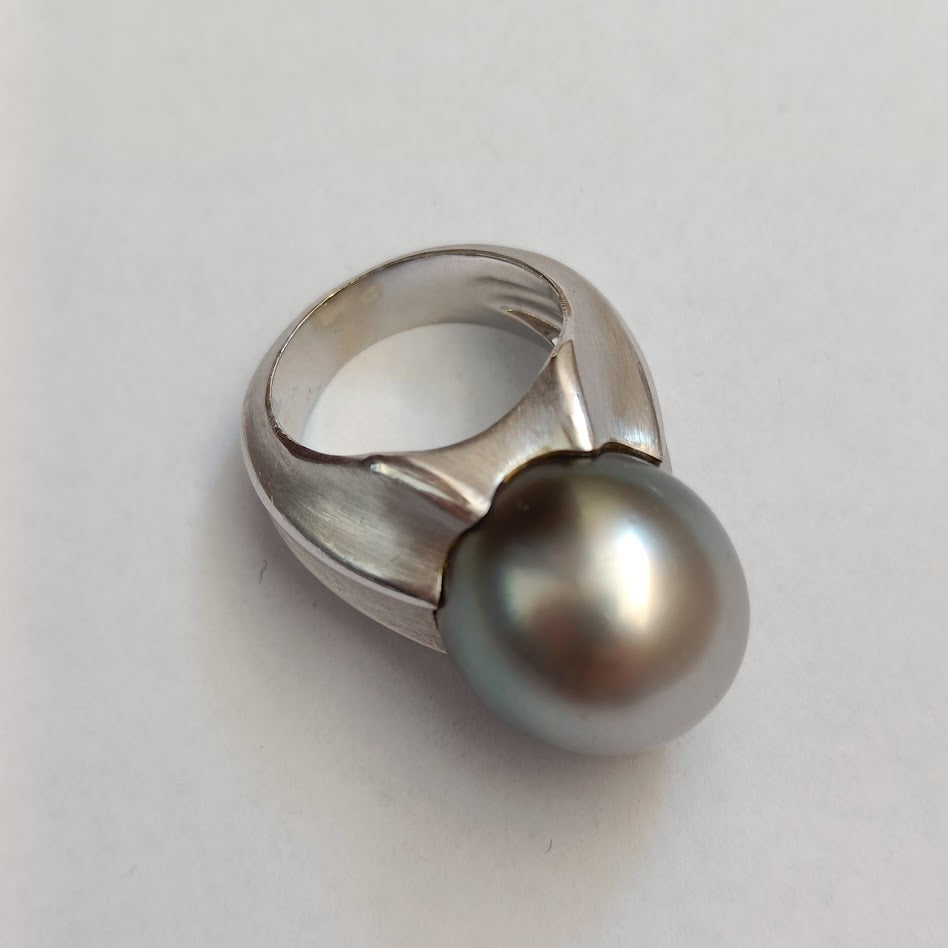 White Gold Modernist Ring with Tahitian Pearl