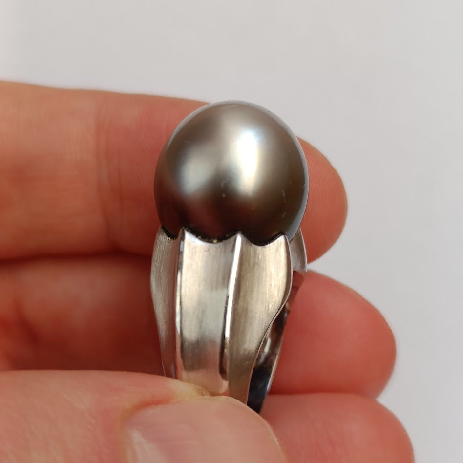 White Gold Modernist Ring with Tahitian Pearl