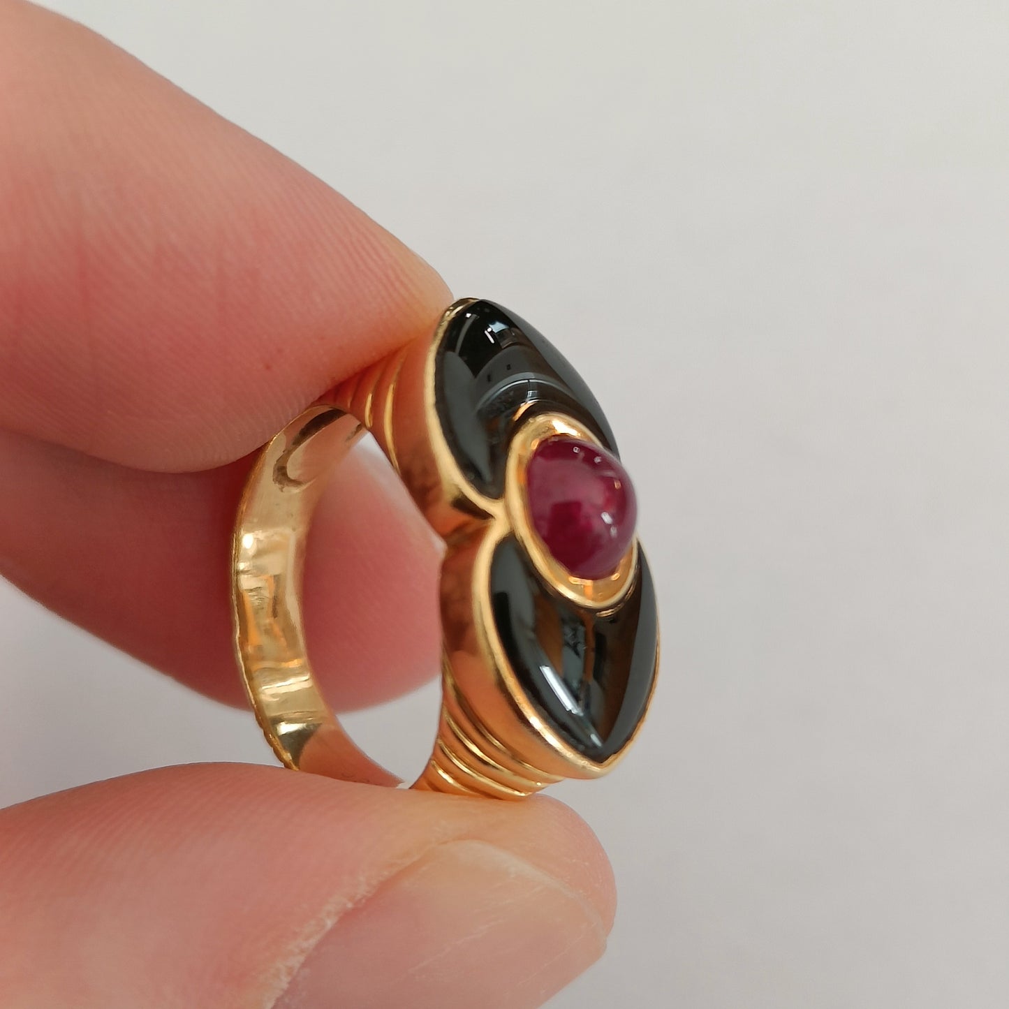 Ruby Cabochon Godronné Ring