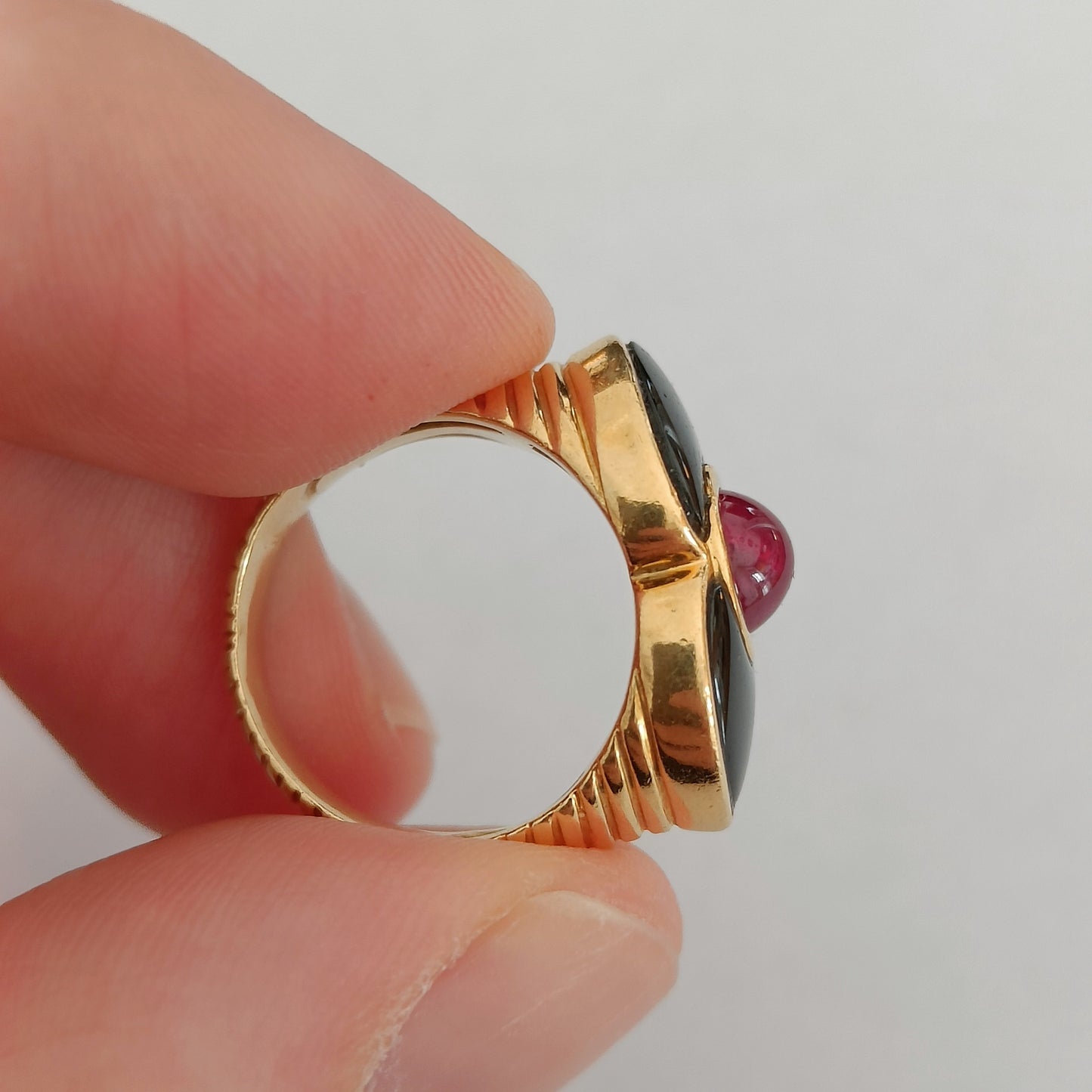 Ruby Cabochon Godronné Ring