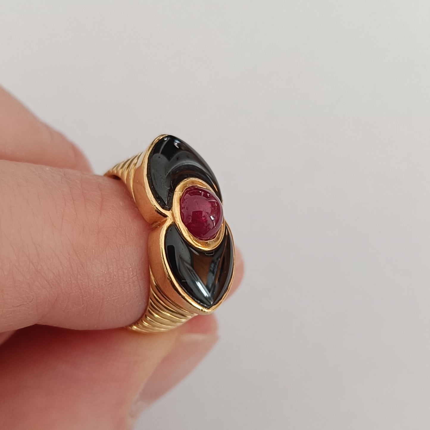 Ruby Cabochon Godronné Ring