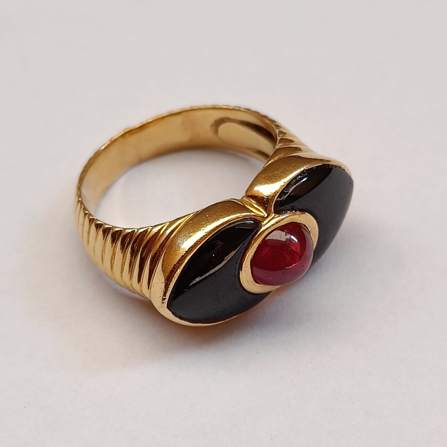 Ruby Cabochon Godronné Ring