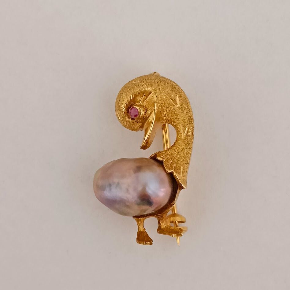 Gold brooch with a pearl and red gemstone 