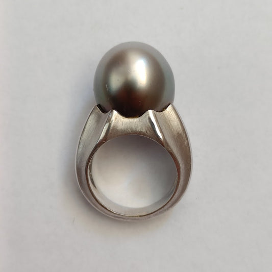 White Gold Modernist Ring with Tahitian Pearl